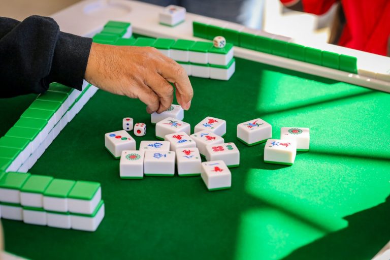 What are the basic rules of mahjong?
